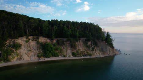 Idyllic-View-Of-Forest-And-Cliffs-At-The-Baltic-Sea-In-Orlowo-During-Sunrise-In-Gdynia,-Poland