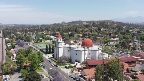 Low-push-in-aerial-shot-of-the-Mission-Basilica-in-San-Juan-Capistrano,-California