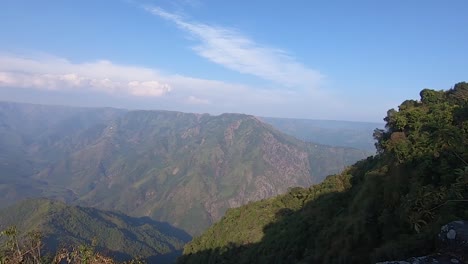 Capa-Montañosa-Con-Un-Cielo-Azul-Brillante-En-El-Día-Desde-Un-Video-De-ángulo-Plano-Tomado-En-Meghalaya,-Al-Noreste-De-La-India