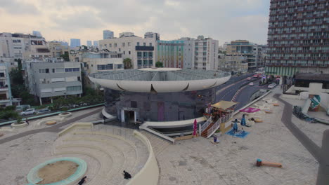 El-Edificio-Del-Coliseo-En-La-Plaza-Atarim---Tiro-De-Paralaje