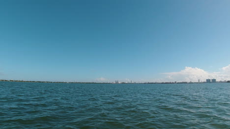 Blauer-Himmel-Und-Meereswellen-Aus-Der-Perspektive-Eines-Kleinen-Bootes