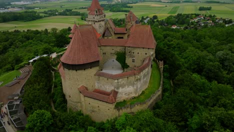 Burg-Kreuzenstein-In-Der-Malerischen-Landschaft-Von-Leobendorf,-Österreich---Luftaufnahme