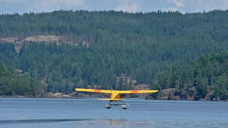Seaplane-taking-of-in-Campbell-River,-bc
