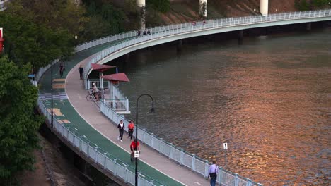 Australian-living-lifestyle,-urban-bicentennial-bikeway,-an-active-transport-superhighway-running-alongside-Brisbane-River-for-safe-walking,-bike-riding-and-scooting,-static-shot