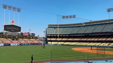 Auf-Dem-Gelände-Des-Dodger-Stadions-Beobachten-Sie-Das-Schlagtraining-Vor-Dem-Baseballspiel