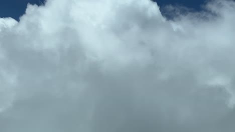 Fliegen-über-Einen-Himmel-Voller-Wolken-Während-Eines-Echten-Fluges-In-9000-M-Höhe-Mit-Tiefblauem-Himmel