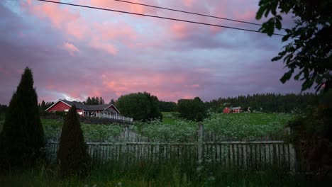 Wolkengebilde-Am-Himmel-Bei-Sonnenuntergang-über-Einem-Friedlichen-Dorf-Auf-Dem-Land