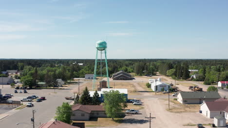 Vista-Aérea-De-La-Planta-Agrícola-Industrial-Y-La-Torre-De-Agua-En-Menahga,-Minnesota