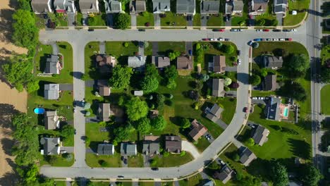 Well-planned-residential-community-neighborhood-homes,-top-down-aerial