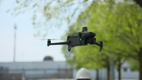 Drone-Quadcopter-Mavic-Volando-Al-Aire-Libre.-Camara-Lenta
