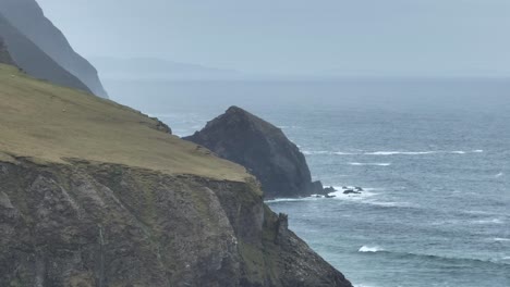 Parallaxen-Drohnenaufnahme-Von-Klippen-Auf-Achill-Island-An-Einem-Launischen-Tag