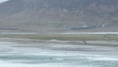 Einsamer-Kitesurfer-Am-Keel-Beach-Auf-Achill-Island-An-Einem-Launischen-Tag