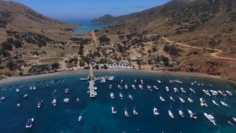 Catalina-island-isthmus,-also-known-as-two-harbors-from-above-on-a-clear-sunny-day