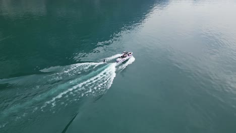 Nahaufnahme-Einer-Motorbootfahrt-Auf-Einer-Seelandschaftsoberfläche