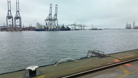 Hafenkräne-Und-Containerschiff-Am-Rotterdam-World-Gateway-Terminal-In-Rotterdam,-Niederlande
