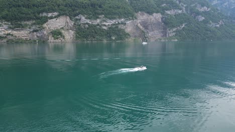 Motorbootfahrt-Auf-Einer-Seelandschaftsoberfläche