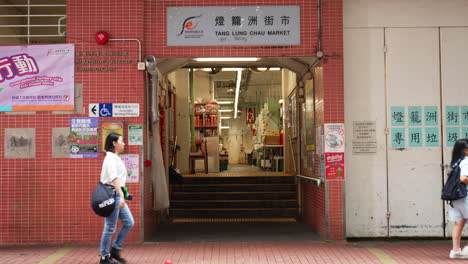 Statische-Aufnahme-Von-Menschen,-Die-Auf-Dem-Bürgersteig-Vor-Einem-Geschäft-In-Hongkong-Laufen