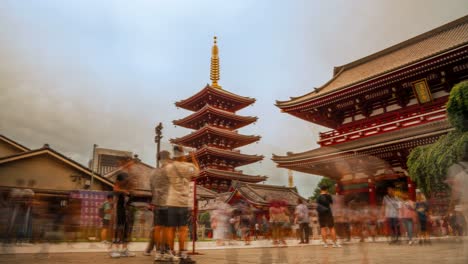 Templo-De-Asakusa-Sensoji-Lleno-De-Turistas-En-Movimiento-Timelapse-Giratorio-Tiro-Panorámico-Día-Nublado-Tokio-Japón