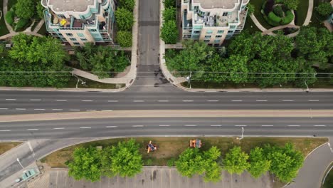 Highway-Road-Through-Residential-Buildings-In-Ontario,-Canada