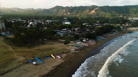 Indonesische-Fischer-Setzen-Fischernetze-In-Fischerbooten,-Die-Am-Strand-Von-Tanjung-Aan-In-Indonesien-Angedockt-Sind