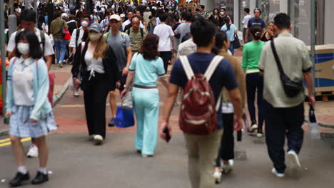 Gente-Que-Vive-Su-Vida-Cotidiana-En-Una-Calle-Muy-Transitada-De-Hong-Kong,-Asia.