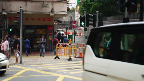 Statische-Aufnahme-Von-Autos-Und-Menschen,-Die-An-Einer-Baustelle-In-Hongkong-Vorbeifahren