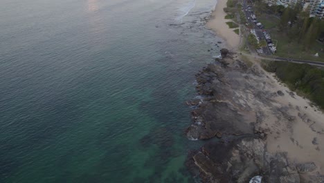 Beruhigende-Wellen-Am-Strand-Von-Rock-Wall-Point-Cartwright,-Mooloolaba,-Sunshine-Coast,-Queensland,-Australien,-Luftaufnahme