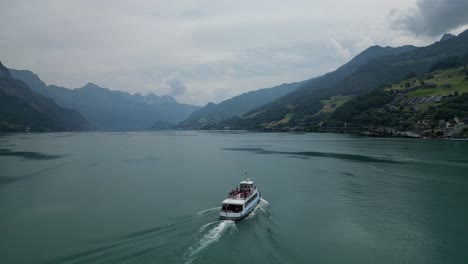Crucero-Panorámico-En-Barco-Por-El-Lago-Walensee,-Suiza