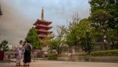 Pagoda-De-Japón-En-El-Templo-Sensoji-Tokio-Asakusa-Timelapse-Día-Nublado-Turista-De-Ropa-Tradicional