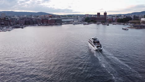 Annäherung-An-Die-Luftaufnahme-Der-Passagierfähre-Im-Hafen-Von-Oslo,-Goldene-Stunde