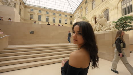 Pasión-Por-Los-Viajes-Femeninos-En-El-Popular-Museo-Del-Louvre-En-París,-Francia