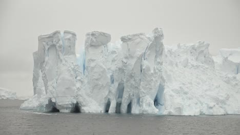 Amazon-Gran-Iceberg-En-Aguas-Polares,-Muy-Alto