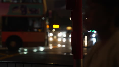 Vista-Lateral-Nocturna-De-Una-Concurrida-Calle-Desenfocada-En-Hong-Kong