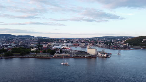 Aerial-Panoramic-View-of-Oslo-city-centre-and-harbor,-after-sunset