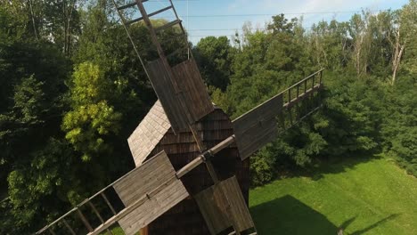 Eine-Rustikale-Holzmühle-Inmitten-Der-Bäume-Eines-Sommer-Freilichtmuseums-In-Polen