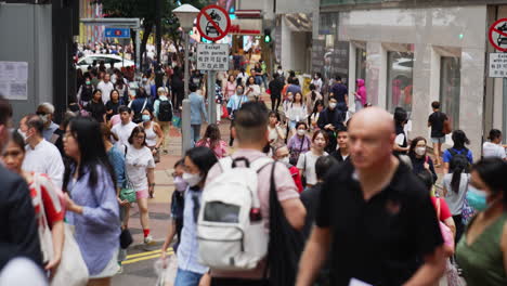 Statische-Aufnahme-Einer-Sehr-Belebten-Straße-In-Hongkong,-Auf-Der-Menschen-In-Alle-Richtungen-Laufen