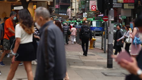 Statische-Aufnahme-Eines-Belebten-Bürgersteigs-Neben-Dem-Verkehr-In-Hongkong