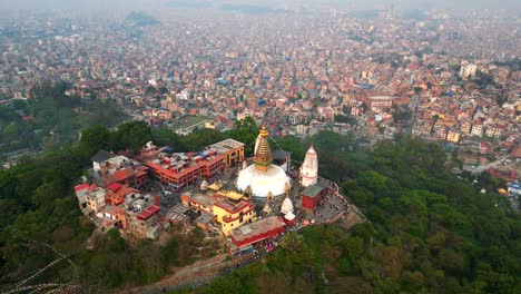 Drohnenschuss,-Der-Rückwärts-über-Swayambhunath-Stupa-In-Der-Stadt-Kathmandu-Fliegt