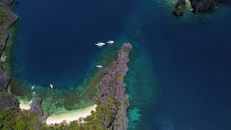 Philippinische-Bangka-Boote-Vertäut-In-Einer-Insellagune
