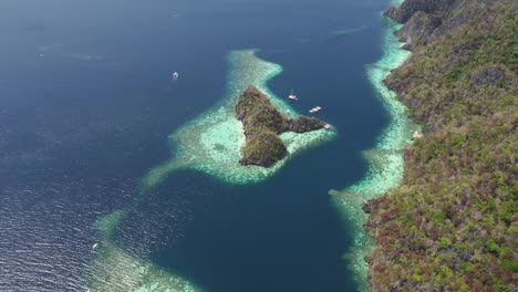 Atemberaubende-Küste-Von-Palawan,-Philippinen-–-Luftaufnahme-Aus-Der-Vogelperspektive-Mit-Neigung-Nach-Unten,-Die-Den-Natürlichen-Strand-Und-Die-Insel-Zeigt