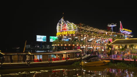 Das-Pulsierende-Nachtleben-Vietnams,-Wenn-Passagiere-Von-Einem-Schwimmenden-Restaurant-Auf-Dem-Malerischen-Fluss-Can-Tho-Aussteigen-Und-Von-Einer-Atemberaubenden-Reihe-Bunter-LED-Lichter-Beleuchtet-Werden