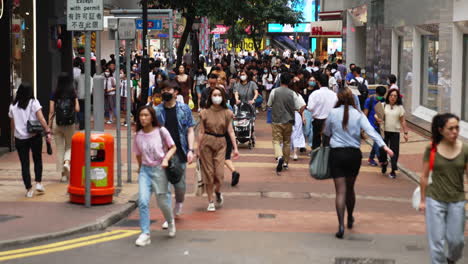 Toma-Táctica-De-Gente-Caminando-Por-Una-Calle-Muy-Transitada-En-Una-Ciudad-Asiática.