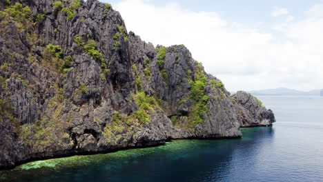 Aufsteigende-Luftaufnahme-über-Den-Klippen-Der-Insel-Palawan,-Bangka-Bootsroute