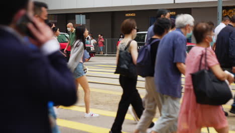Primer-Plano-Estático-De-Personas-Cruzando-La-Calle-En-Pasos-De-Cebra-En-Hong-Kong.