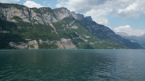 Entspannende-Szene-Aus-Felsigen-Bergen,-Die-Das-Ruhige-Wasser-Des-Walensees-Schmücken