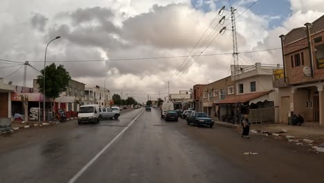 Fahren-In-Einer-Kleinen-Stadt-In-Tunesien,-Wo-Benzin-über-Den-Illegalen-Benzinmarkt-Aus-Libyen-Geschmuggelt-Wird