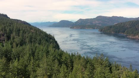 Odyssee-Aus-Der-Luft:-Von-Den-Baumkronen-Bis-Zum-Meeresrand-Am-Campbell-River,-Vancouver-Island