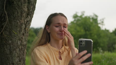 Woman-crying-on-Mobile-Phone,-Video-Call,-sad