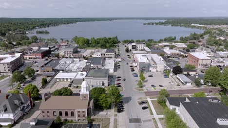 Downtown-Cadillac,-Michigan-with-drone-video-moving-in-low