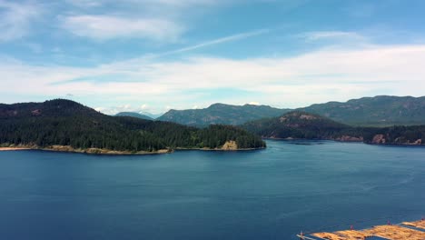 Muy-Alto-Sobre-El-Río-Campbell:-Un-Dron-Captura-Bosques-Y-Montañas-De-La-Isla-De-Vancouver